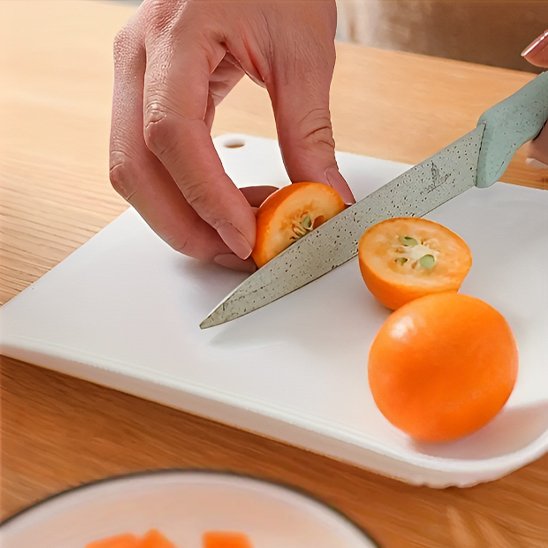 Planche à découper CocktailPro présentant une coupe de mini tomate orange