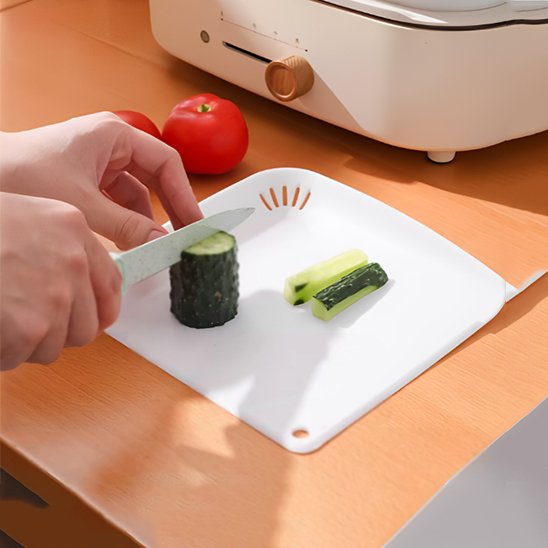 Planche à découper CocktailPro démontrant une découpe de concombre en juliennes