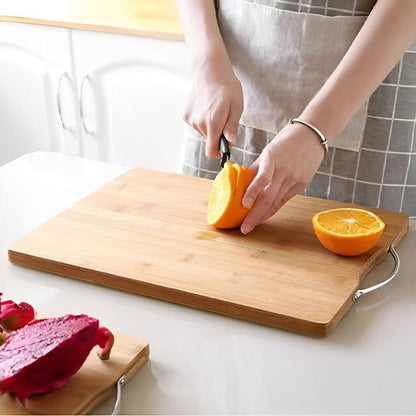 Planche à découper DécoCut en bambou montrant une femme qui tranche une orange fraîche