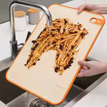 Planche à découper GratedCut passée sous l'eau pour un lavage simple et efficace