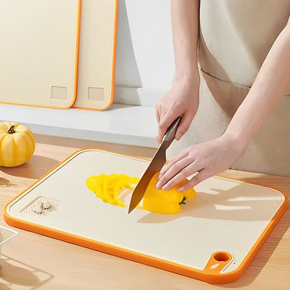 Planche à découper GratedCut en utilisation avec un poivron jaune