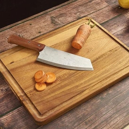 Présentation de la planche à découper en bois ClassicPremium sur laquelle il y a une carotte coupée et un couteau