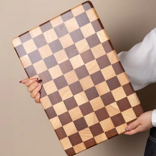 Présentation de la grande Planche à découper en bois Damier Premium 