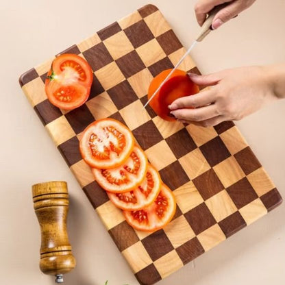 Découpe d'une tomate sur la Planche à découper en bois Damier Premium 