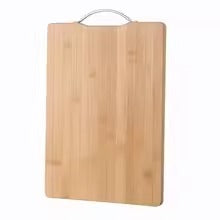 Planche à découper en bambou de 34 x 24 cm avec poignée en métal, parfaite pour cuisiner et présenter vos aliments. Fond blanc.