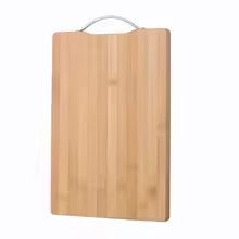 Petite planche à découper en bambou de 32 x 22 cm avec poignée en métal, idéale pour les petites préparations et le service. Fond blanc