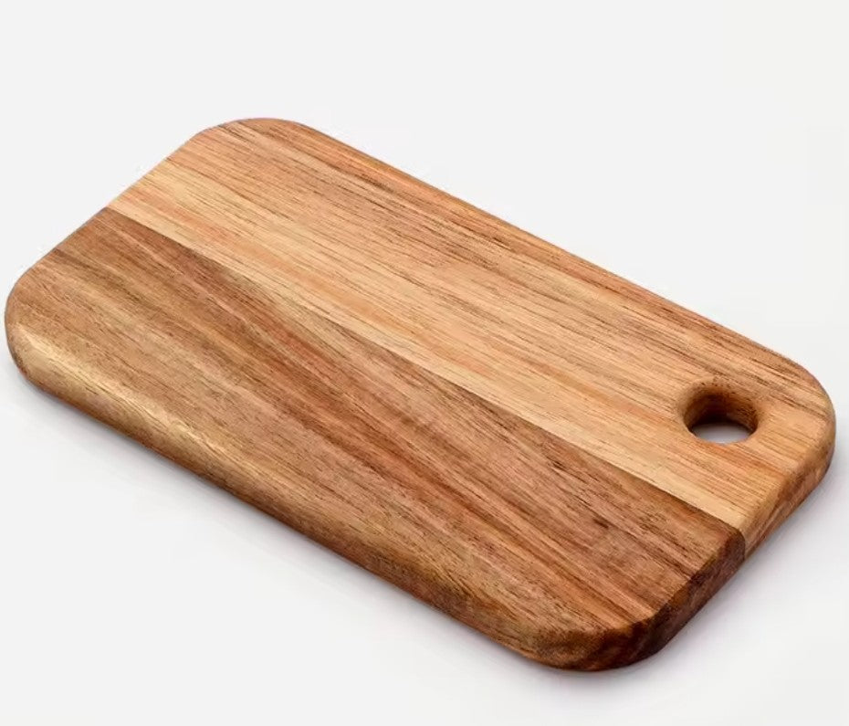 Petite planche de service en bois d'acacia au veinage naturel avec trou de suspension, présentée sur fond blanc.