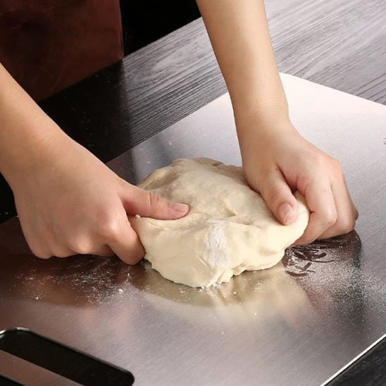 Planche à découper en acier inoxydable utilisée pour pétrir de la pâte