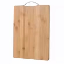 Grande planche à découper en bambou de 37 x 28 cm avec poignée en métal, conçue pour les repas familiaux et les plateaux de service. Image sur fond blanc.