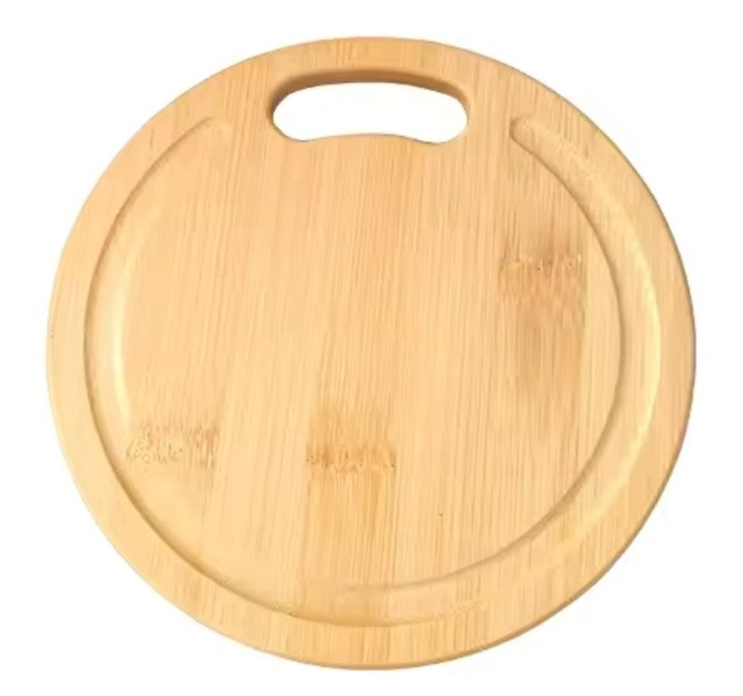 Grande planche à découper ronde en bambou avec poignée intégrée et rigole récupératrice de jus, sur fond blanc