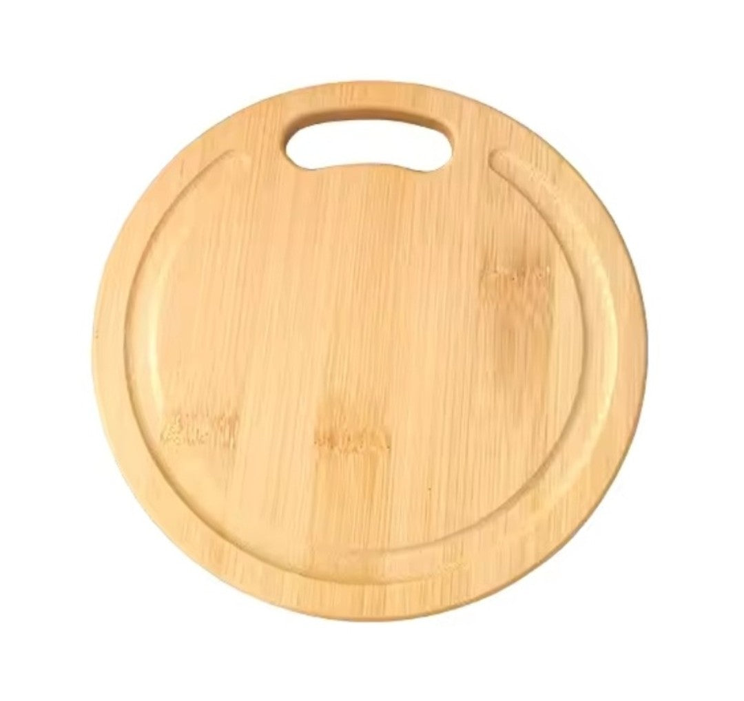 Moyenne planche à découper ronde en bambou avec poignée intégrée et rigole récupératrice de jus, sur fond blanc