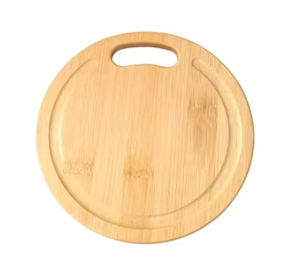 Moyenne planche à découper ronde en bambou avec poignée intégrée et rigole récupératrice de jus, sur fond blanc