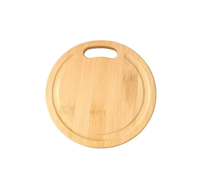Petite planche à découper ronde en bambou avec poignée intégrée et rigole récupératrice de jus, sur fond blanc