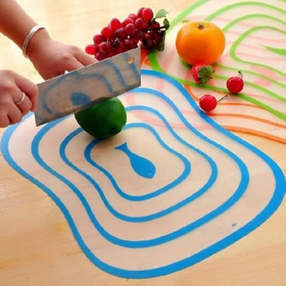 Planche à découper souple en utilisation, découpe d'une lime avec couperet sur planche pour poisson
