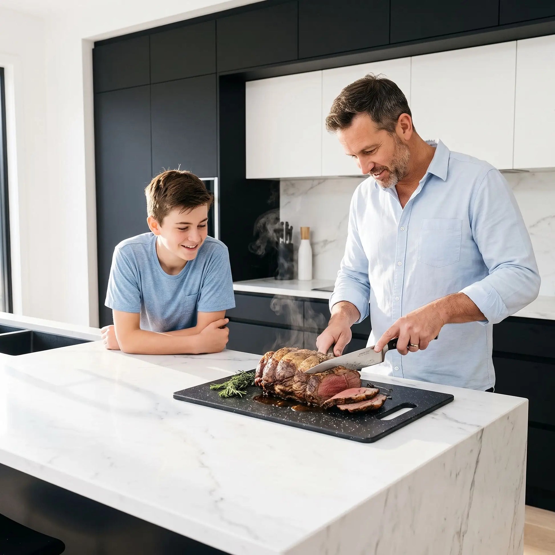Un père tranche un roastbeef sur sa planche à découper, accompagné de son fils qui l'observe