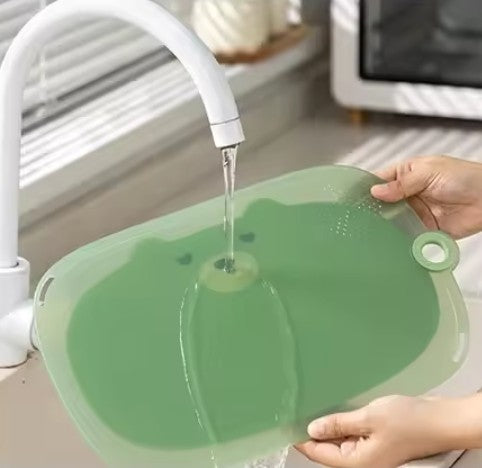 La grande planche à découper se fait rincer simplement sous un robinet à l'eau claire