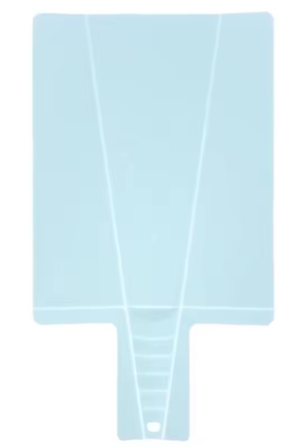 image démontrant la couleur bleue claire de la planche à découper pliable pour novices sur fond blanc
