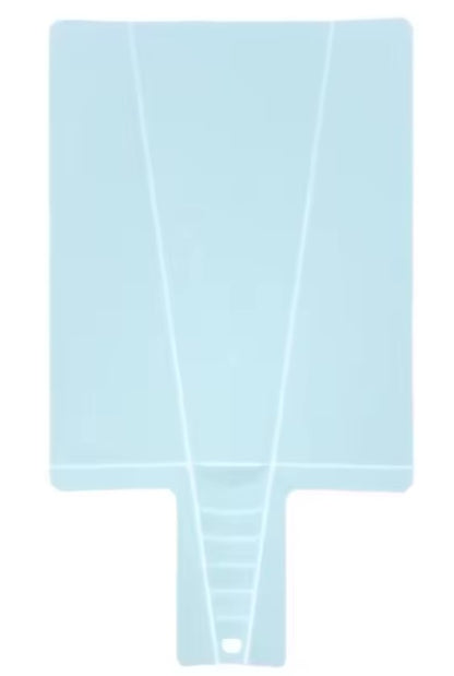 image démontrant la couleur bleue claire de la planche à découper pliable pour novices sur fond blanc