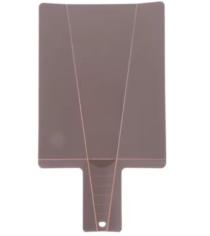 image démontrant la couleur marron de la planche à découper pliable pour novices sur fond blanc