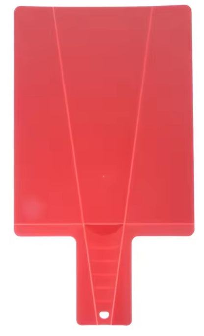 image démontrant la couleur rouge de la planche à découper pliable pour novices sur fond blanc