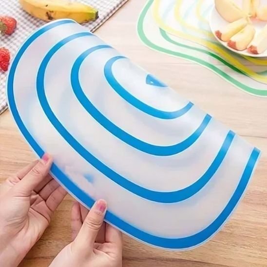 Planche à découper de couleur bleue, grande taille, pliée pour montrer la flexibilité