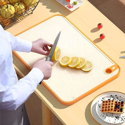 Planche à découper en silicone et paille de blé vue de dessus, démontrant un citron coupé en tranches