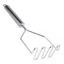 Presse purée en fil métallique ondulé sur fond blanc