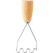 Presse purée manuel ondulé en bois et inox sur fond blanc