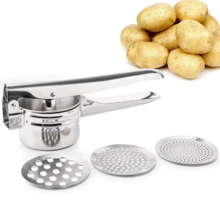 Presse purée manuel classique à levier montré sur fond blanc avec des pommes de terre.