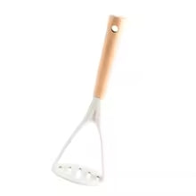 Presse purée à fond plat en silicone, manche en bois, couleur blanche sur fond blanc