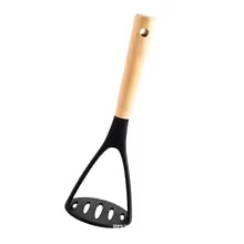 Presse purée à fond plat en silicone, manche en bois, couleur noire sur fond blanc